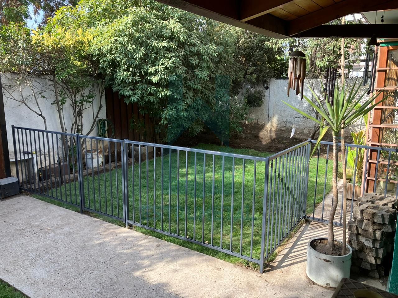 Reja tradicional para piscina mas económica del mercado, son barras verticales y horizontales por ambos lados de metal, protege a niños y mascota. Se instalo al borde de una piscina.