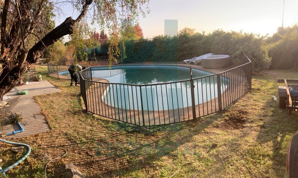 Reja tradicional para piscina mas económica del mercado, son barras verticales y horizontales por ambos lados de metal, protege a niños y mascota. Se instalo al borde de una piscina.