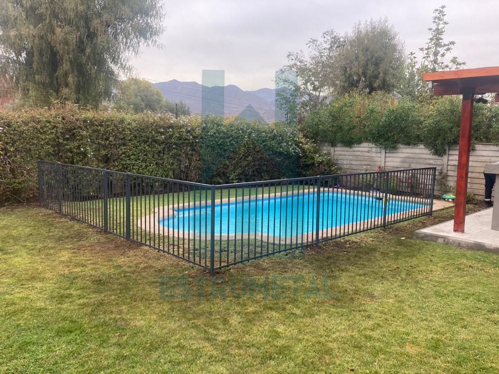 Reja tradicional para piscina mas económica del mercado, son barras verticales y horizontales por ambos lados de metal, protege a niños y mascota. Se instalo al borde de una piscina.